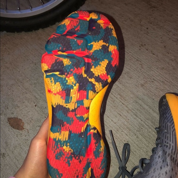 Nike girls basketball shoes - Picture 3 of 3